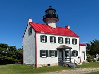  Heislerville
East Point Lighthouseは、光を放射するランプ部分以外の多くが赤い屋根のハウス内に収められている。
スヌーピーがよく乗っかっている家みたいで可愛い。